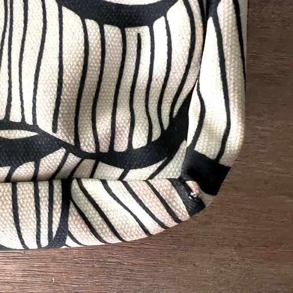 Good conditionPetunia Pickle Bottom PBB Crossbody Clutch (discontinued model) - Picture 6 of 9